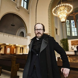 Pappi Kai Sadinmaa vihki maaliskuun alussa useita sateenkaaripareja avioliittoon.