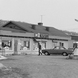 Ruokakaupoissa ovat viime vuosikymmeninä mullistuneet niin hinnoittelu kuin asiakkaiden tavoittaminenkin. K-kauppa Hagelin Utsjoella Lapissa vuonna 1983.
