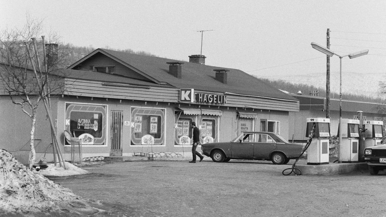 Ruokakaupoissa ovat viime vuosikymmeninä mullistuneet niin hinnoittelu kuin asiakkaiden tavoittaminenkin. K-kauppa Hagelin Utsjoella Lapissa vuonna 1983.