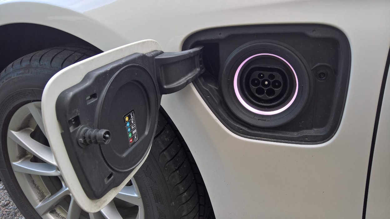 Opelin toimitusjohtaja Rami Kittilä arvioi, että liikenteen päästövähennys voidaan laskennallisesti toteuttaa ladattavilla hybrideillä. Niiden jatkuva lataaminen on sitten asia erikseen.