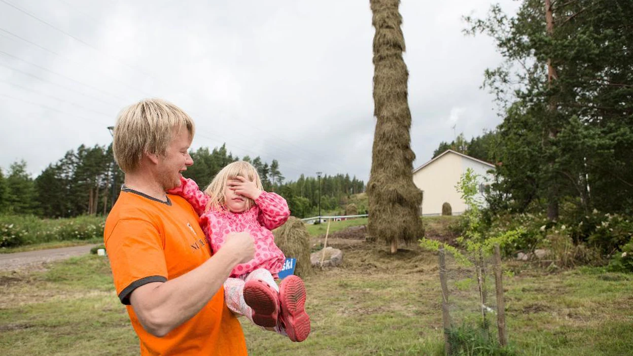 Juha ja Eerin Lääverille Vuolenkoski ei ole vain paikka, vaan tapa elää. Kylässä järjestettiin viime vuonna noin 30 tapahtumaa ja 16 kesätoria. Nuori kyläaktiivien joukko pitää huolen siitä, ettei toiminta Iitin sydämessä lopu.