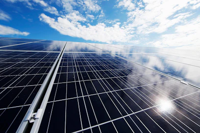 Aurinkovoimalan paneelien lukumäärä voi nousta jopa miljoonaan. Kuvituskuvan aurinkopaneelit eivät liity Pallonevan turvetuotantoalueille suunniteltuun voimalaan.