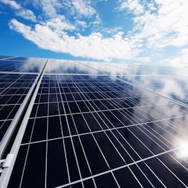 Aurinkovoimalan paneelien lukumäärä voi nousta jopa miljoonaan. Kuvituskuvan aurinkopaneelit eivät liity Pallonevan turvetuotantoalueille suunniteltuun voimalaan.