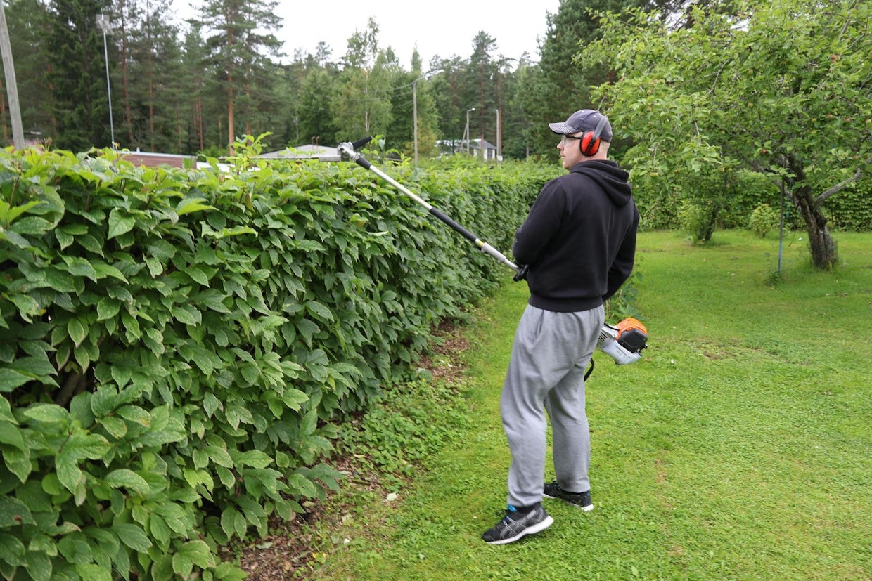 Pensasaitaleikkurin teräkulmaa saa säädettyä 135 astetta. Tähän työhön ei kaksoiskahvallinen malli sovellu, testilaite oli pyörökahvallista mallia.