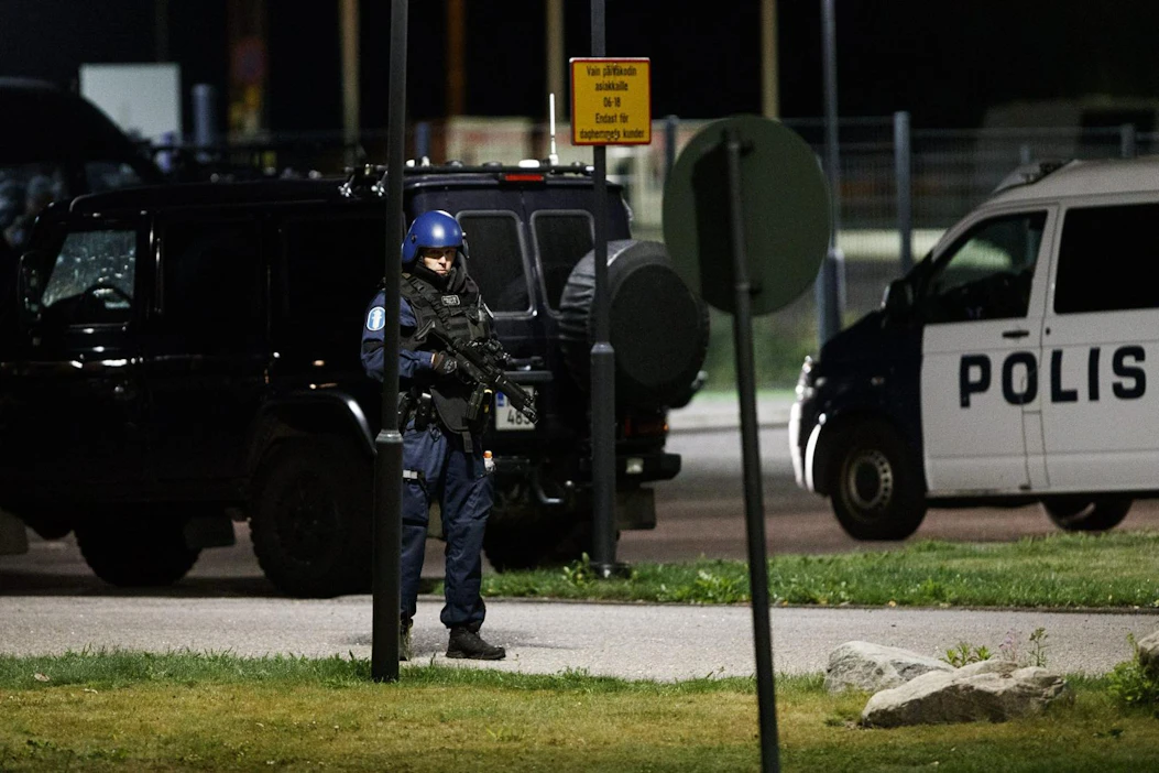 Poliisin autoja Eestinmäen päiväkodin pihalla aikaisin sunnuntaina aamulla 25. elokuuta 2019. LEHTIKUVA / RONI REKOMAA