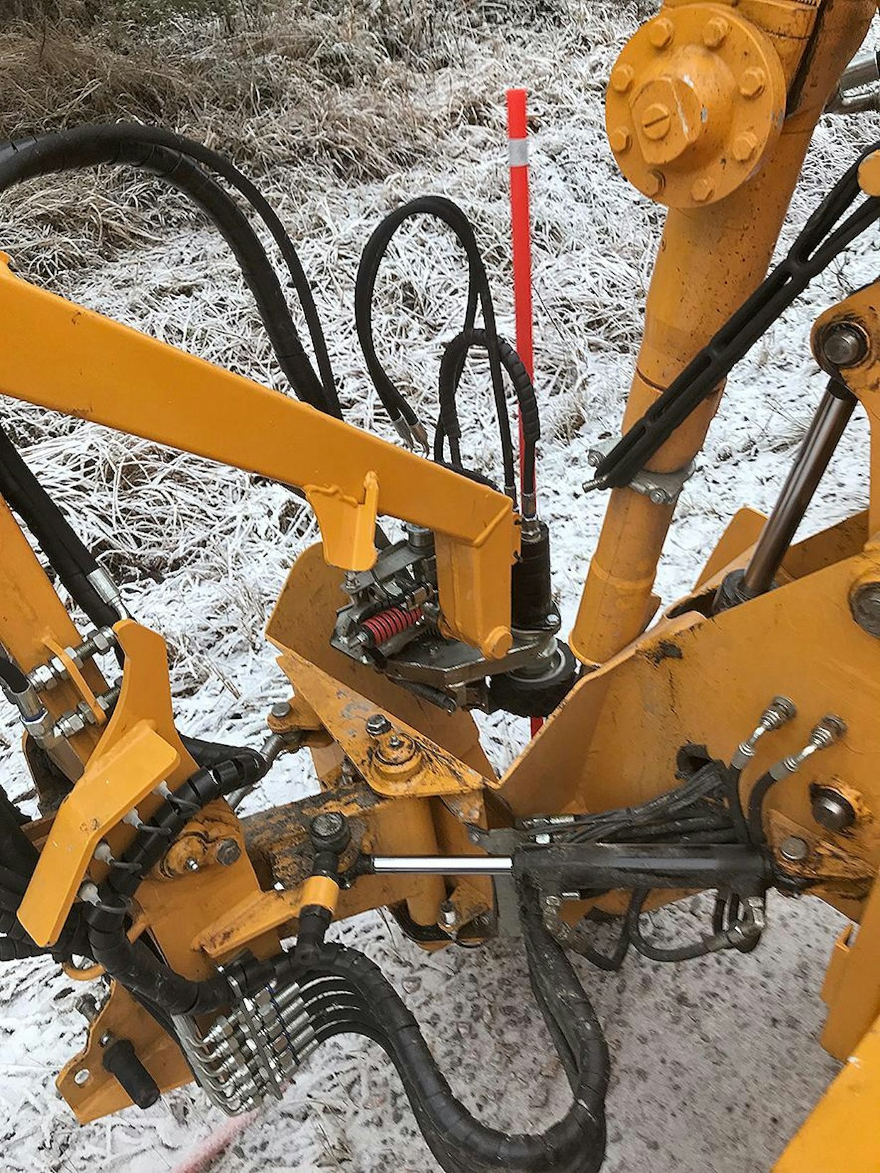 Kun reikä on tehty, maatuki pysyy paikoillaan siihen asti, kunnes maata tiivistävä sylinteri painaa maan tiiviiksi.