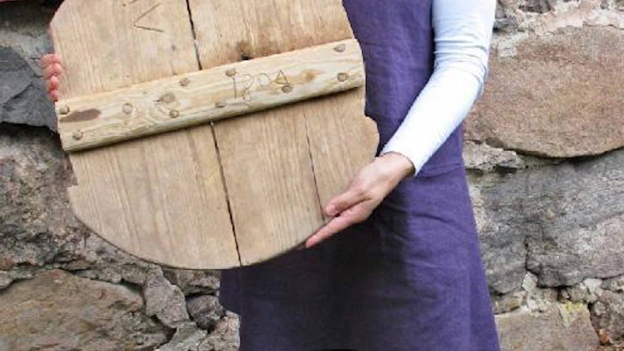 Mia Puotunen innostuu vanhoista tavaroista. Hän löysi vanhan puukannen kotitalonsa kellarista Naantalista. Kanteen on kaiverrettu vuosiluku 1804. Kuva: Riitta Mustonen
