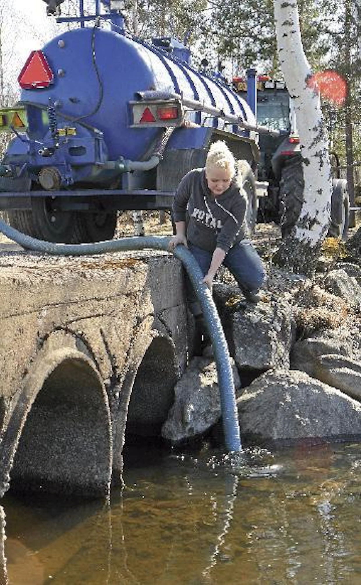 Vesisäiliö täyttyy hetkessä Pyhäjärven vedellä. Seitsemän kuution säiliöstä riittää pesuvettä lähes tunniksi.