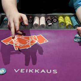 Veikkauksen mukaan sen fyysisten myyntikanavien pelaamisen volyymi on laskenut noin 40 prosenttia. Lehtikuva / Jussi Nukari