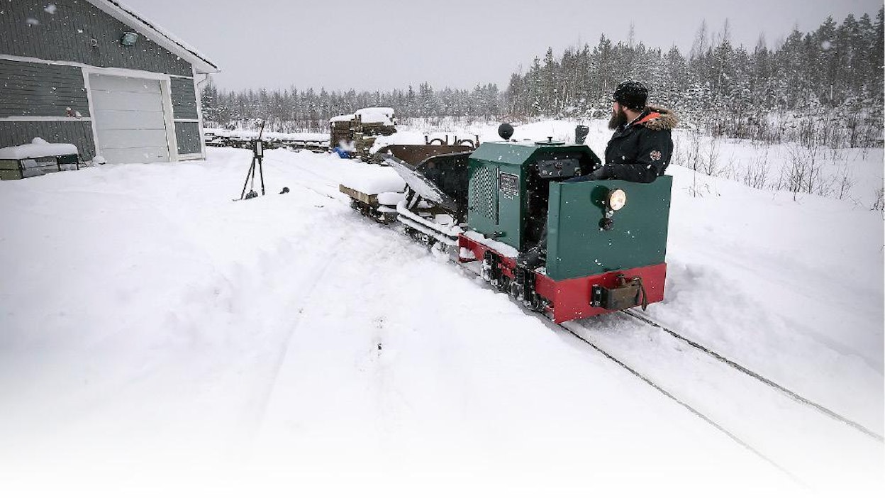 Lumimyräkkä ei haittaa. Juna kulkee hyvin paksussa puuterilumessa.