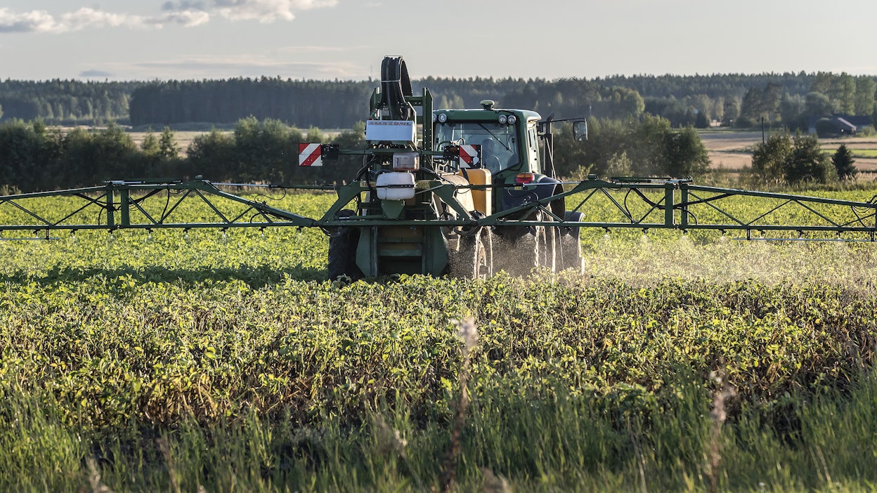 Kasvinsuojeluruiskutus käynnissä. Kuvituskuva.