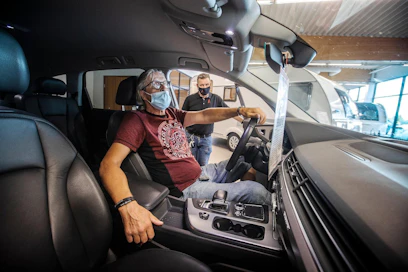 Yhdysvalloissa inflaatio nousi yli viiteen prosenttiin ja käytettyjen autojen hinnat nousivat 45 prosenttia keväällä uusien autojen puutteen vuoksi. Suomessa hinnat ovat nousseet pari prosenttia. Lahtelainen Erkki Mäentie (vas.) teki perjantaina autokauppaa automyyjä Toni Raskin kanssa Rinta-Joupin liikkeessä Lahdessa.