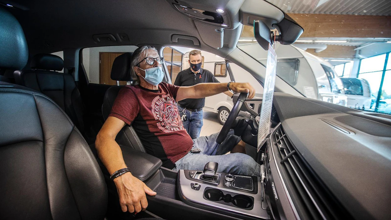 Yhdysvalloissa inflaatio nousi yli viiteen prosenttiin ja käytettyjen autojen hinnat nousivat 45 prosenttia keväällä uusien autojen puutteen vuoksi. Suomessa hinnat ovat nousseet pari prosenttia. Lahtelainen Erkki Mäentie (vas.) teki perjantaina autokauppaa automyyjä Toni Raskin kanssa Rinta-Joupin liikkeessä Lahdessa.