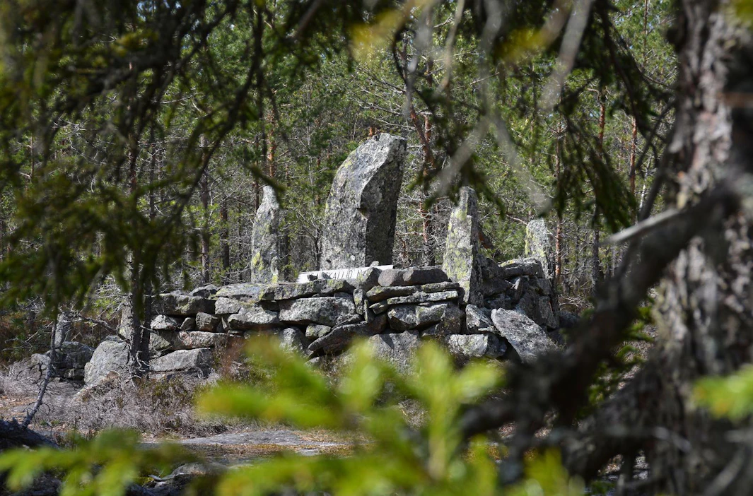 Laaskallion rajapyykin kulmissa seisoo neljä pystykiveä. Komeuden kruunaa keskellä kohoava, noin kaksimetrinen kivipaasi, johon on kaiverrettu nimikirjaimia ja vuosiluku 1798.