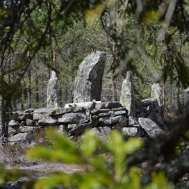 Laaskallion rajapyykin kulmissa seisoo neljä pystykiveä. Komeuden kruunaa keskellä kohoava, noin kaksimetrinen kivipaasi, johon on kaiverrettu nimikirjaimia ja vuosiluku 1798.