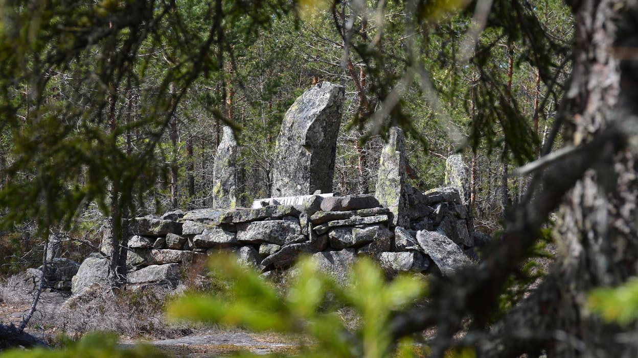 Laaskallion rajapyykin kulmissa seisoo neljä pystykiveä. Komeuden kruunaa keskellä kohoava, noin kaksimetrinen kivipaasi, johon on kaiverrettu nimikirjaimia ja vuosiluku 1798.