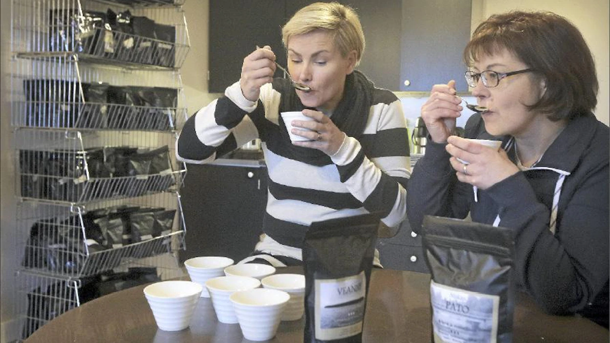 Katja Kujala (vas.) ja Sari Särkijärvi luovat Kaffiinolle omia kahvisekoituksia kupittelemalla. Kahvipaahtimo maalaiskylässä on harvinaisuus. Johannes Tervo
