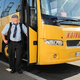 Koivuranta Oy:n kuljettaja Ari Liimatainen odotti matkustajia Jyväskylän matkakeskuksessa.