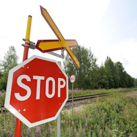 Liikenneturva tarkkaili kuljettajien käyttäytymistä viime kesänä stop-merkkien kohdalla. LEHTIKUVA / Pekka Saski