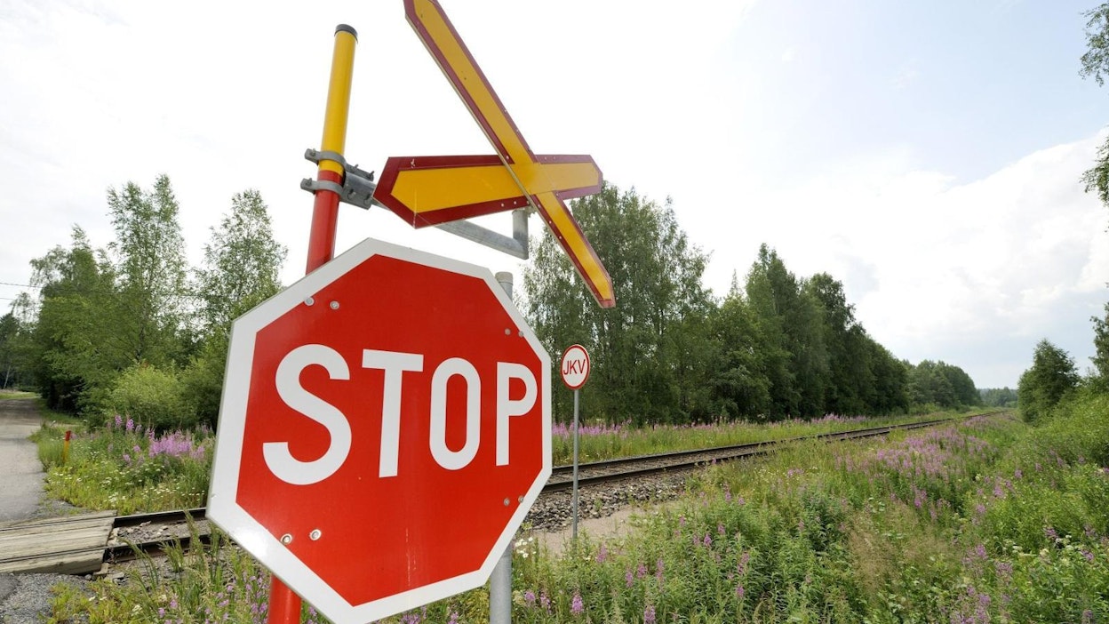 Liikenneturva tarkkaili kuljettajien käyttäytymistä viime kesänä stop-merkkien kohdalla. LEHTIKUVA / Pekka Saski