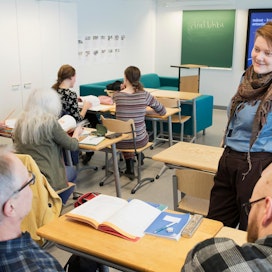 Opettaja Máren-Elle Länsman on saanut oppilailtaan hyvää palautetta rennosta ja kannustavasta asenteestaan.