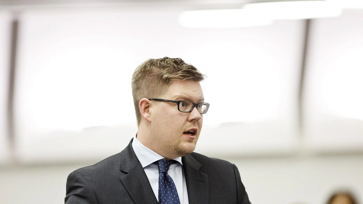 Helsingin Sanomat kertoo SDP:n eduskuntaryhmän puheenjohtajan Antti Lindtmanin saaneen kovaa kritiikkiä ryhmältä, kun puhujalistat kävivät ilmi.