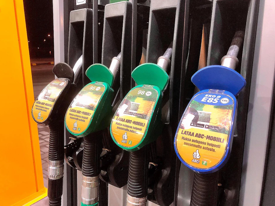 Polttoaineen verotuksen nosto ja autoveron lasku saa kannatusta nuorilta hyvin ansaitsevilta miehiltä.