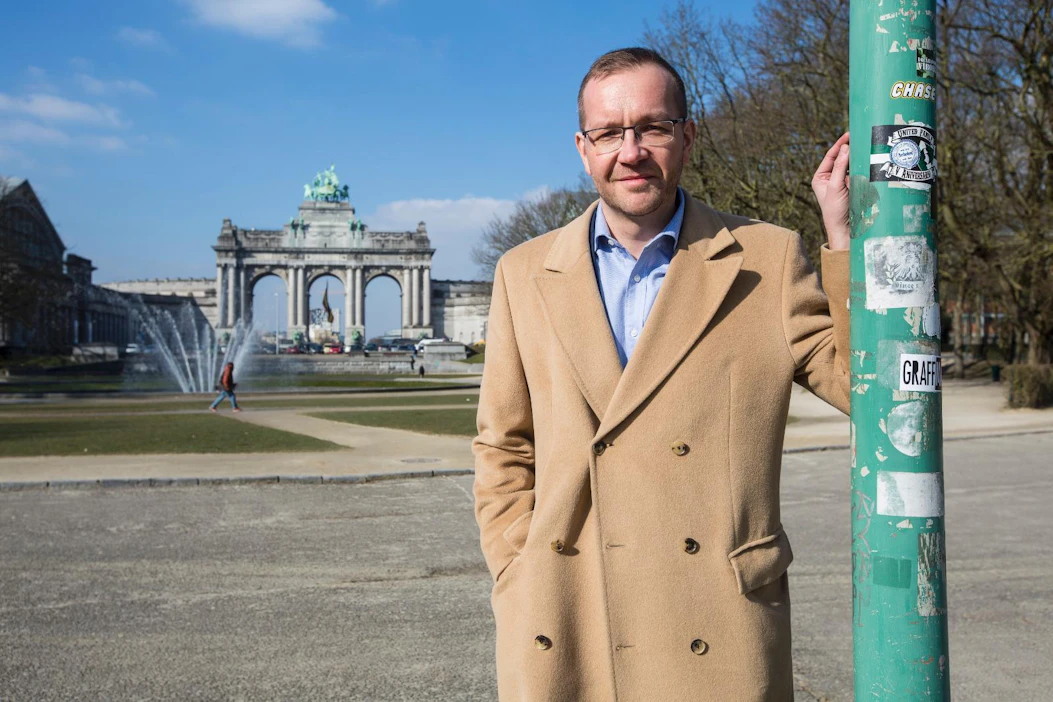 "Ihmisillä Suomessa on odotuksia, että mitä EU:sta tulee, on täydellistä ja ideaalia, mutta samalla kansallisille päätöksentekijöille annetaan virheet anteeksi", Juho Romakkaniemi ihmettelee.
