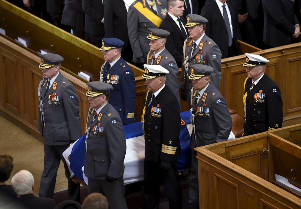 Koiviston arkunkantajina ovat Puolustusvoimien palveluksessa olevat kenraalit ja amiraalit. LEHTIKUVA / ANTTI AIMO-KOIVISTO