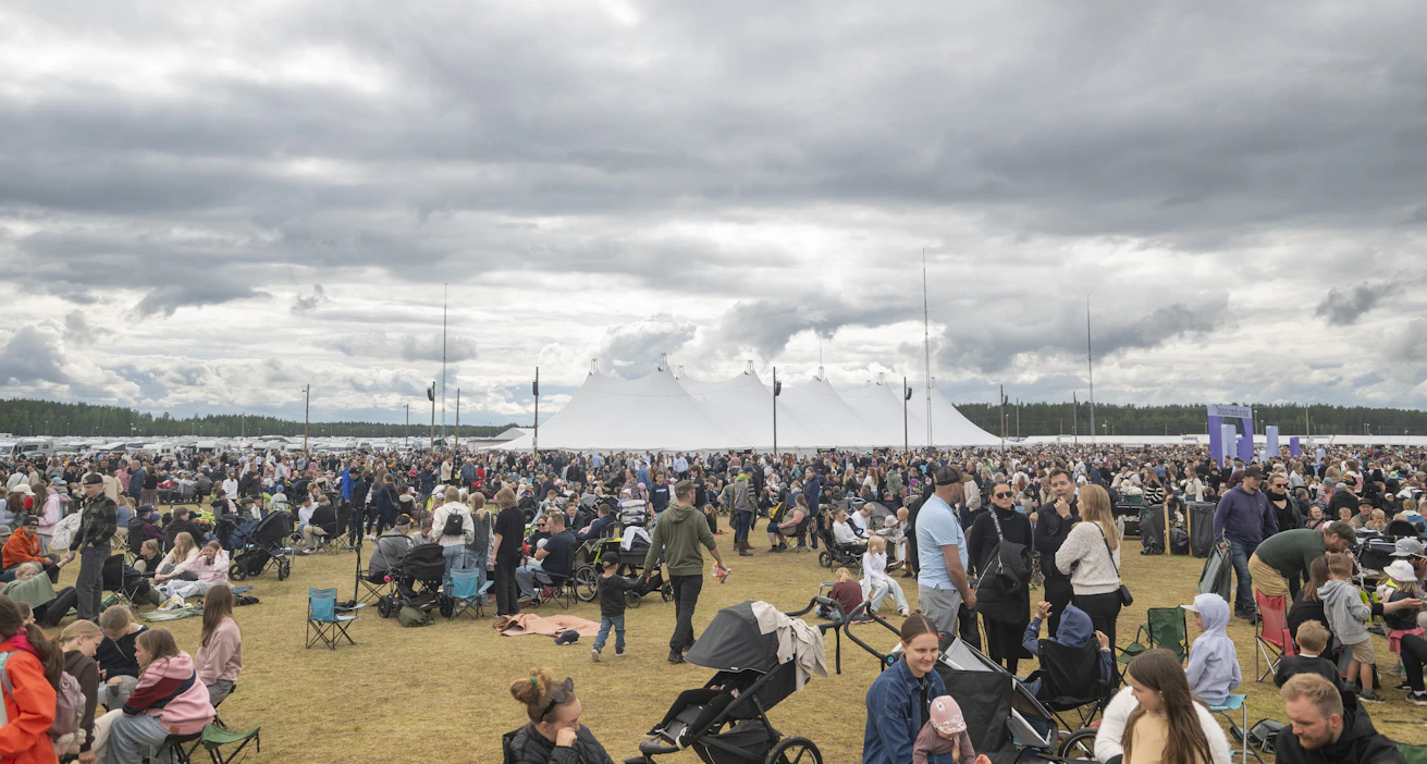 Tarra-aktivistien levittämiä tarroja ei Suviseuroissa näkynyt lauantaina 28.6.2025 Lopella Räyskälän lentokentällä. Kävijöitä oli reilut 80 000.