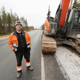 Caruna on investoinut muun muassa keskijännitejohtojen maakaapelointiin. Koneyrittäjä Pekka Inkala urakoi Carunalle Pudasjärvellä marraskuussa.