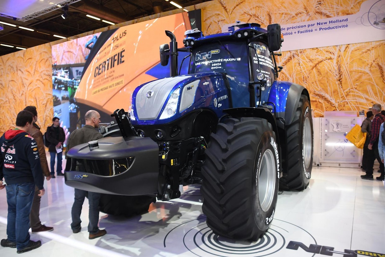 Toisen CNH:n traktorimerkin, New Hollandin versio kuljettajattomasta traktorista on huomattavasti perinteisemmän oloinen. NHDrive palkittiin sekin hopeamitalilla. Ohjaamo mahdollistaa kuljettajan tekemän traktorin siirron tai työvaiheen, jota ei voi tehdä automaattisesti. (MT)