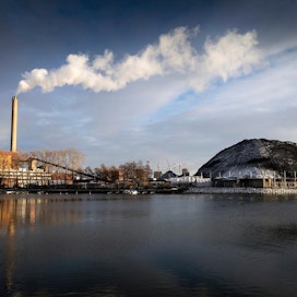 Helenin Hanasaaren voimalaitos Helsingissä käyttää sähkön tuottamiseen kivihiiltä.