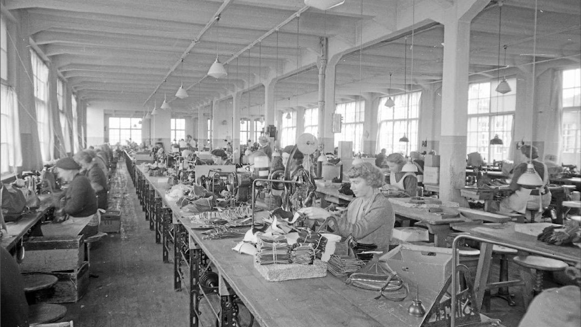 Vaikka tehdastyö ei ollutkaan nuorten toiveala, kotimarkkinateollisuus tarjosi tuhansille suomalaisille turvatun työpaikan. Tamperelaisen Aaltosen kenkätehtaan neulomo vuonna 1950. Työväenmuseo