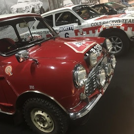 Rallimuseossa tulijaa tervehtii ensimmäisenä Timo Mäkisen aito AJB-33B Morris Mini Cooper S, joka ajoi viimeisen kilpailunsa vuonna 1972. Autolla ovat kisanneet myös Rauno Aaltonen ja Paddy Hopkirk.