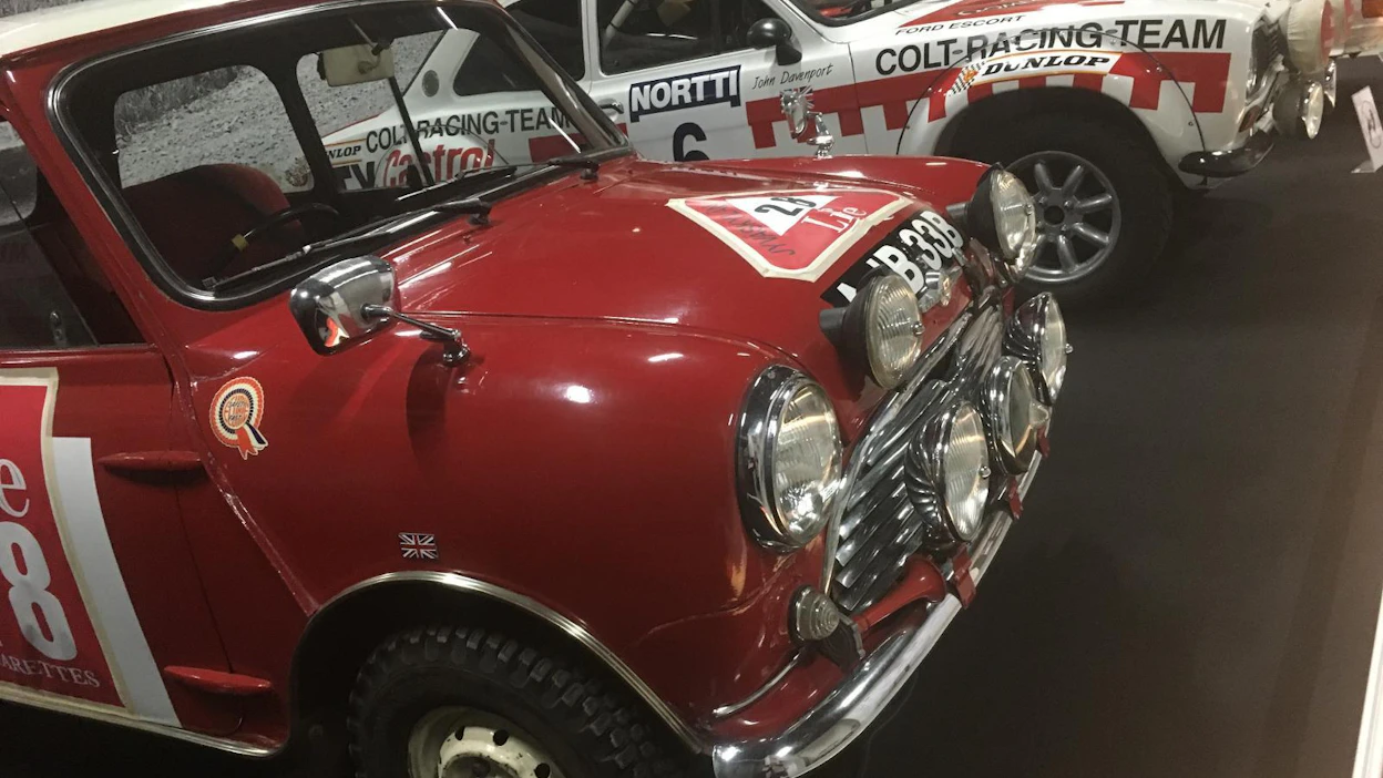 Rallimuseossa tulijaa tervehtii ensimmäisenä Timo Mäkisen aito AJB-33B Morris Mini Cooper S, joka ajoi viimeisen kilpailunsa vuonna 1972. Autolla ovat kisanneet myös Rauno Aaltonen ja Paddy Hopkirk.