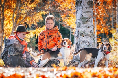 Ville-Veikko Launokorpi ja Verneri Kaivola (oik.) kiittelivät Seppo Kuokkasen beagleja jänisajosta. Pojat ehtivät olla hetken passissa, kunnes ajo siirtyi lähelle kantatietä ja koirat otettiin kiinni.