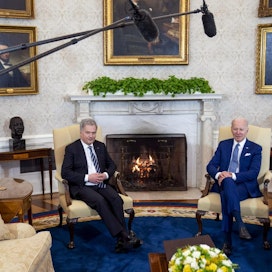 Ulkopoliittisen instituutin vanhempi tutkija Matti Pesu sanoo presidentti Sauli Niinistön (vas.) vierailun presidentti Joe Bidenin luona Valkoisessa talossa jäävän historian kirjoihin.