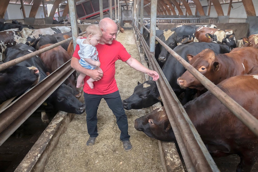 Ahti Ritola tarkkaili sonneja yhdessä tyttärenpoika Jalmarin kanssa.