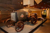 Turun Rautateollisuus ja Vaunutehdas Oy valmisti Kullervo-traktoreita vuosina 1919–1924. Kullervoja valmistui todennäköisesti alle 200 kappaletta. Valmistus jouduttiin lopettamaan traktorin teknisten ongelmien ja korkean hinnan vuoksi. Kullervot eivät toimineet odotetusti, esimerkiksi alun perin venekäyttöön suunnitellun moottorin jäähdytysteho ei kynnettäessä riittänyt. Sarka-museon yksilö aloitti kartanossa Kangasalla vuonna 1918. Kymmenen työvuoden jälkeen se siirrettiin ensin kartanon omaan museoon ja sieltä Tampereen kautta Loimaalle.