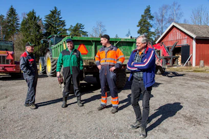 Yhteistyö sujuu, kertovat Douglas (vas.), Petri ja Aki Koskinen sekä Antti Reko. Esimerkiksi taustalla oleva peräkärry on yhteinen.
