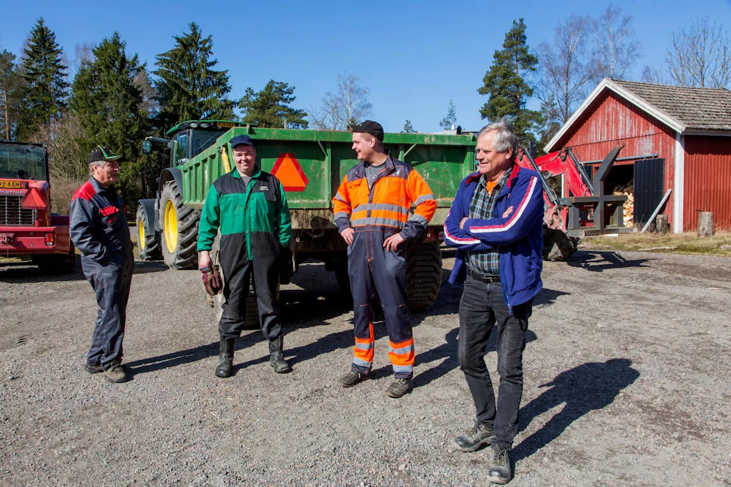 Yhteistyö sujuu, kertovat Douglas (vas.), Petri ja Aki Koskinen sekä Antti Reko. Esimerkiksi taustalla oleva peräkärry on yhteinen.