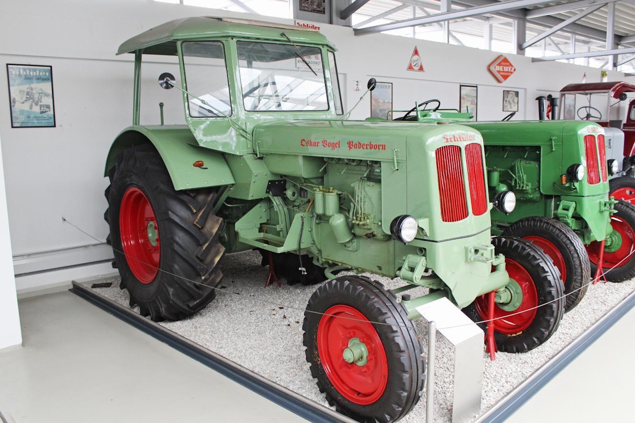 Kaikkien aikojen arvostetuin saksalaismerkki lienee vuosina 1937–93 tehty Schlüter. Se oli myös sikäläisistä valmistajista ensimmäinen, joka alkoi voimallisemmin panostaa suurempiin malleihin. Tämä 55-hevosvoimainen AS55 vuodelta 1957 oli vielä kaukana seuraavan vuosikymmenen ”punajättiläisistä”, mutta se oli kuitenkin aikansa tehokkaimpia ja kookkaimpia traktoreita. Moottori on oma 3-sylinterinen ja 4,8-litrainen, AS55 painaa 3 200 kg. (Paderborn)