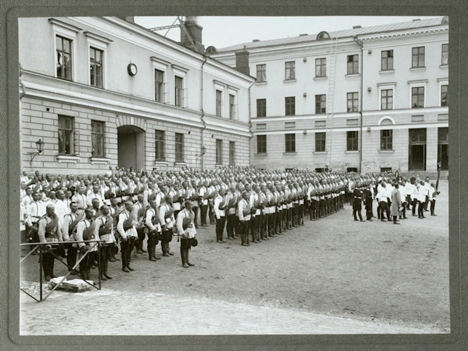 Suomen Kaarti järjestäytyneenä aamurukoukseen Helsingissä Unioninkadulla ennen jokavuotista lähtöä Krasnoje Seloon vuonna 1905, jolloin Suomi oli osa Venäjää.