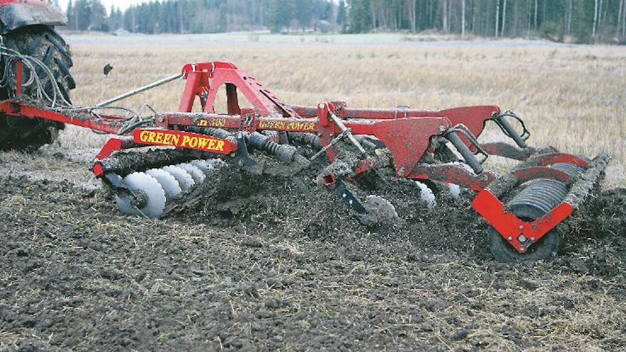 Hinattavan Green Powerin ytimenä on nostolaiteversio, johon lisätään vetopuomi ja vahvistettu aisa-pakkeri-paketti. Kuvassa muokataan melko hankalissa olosuhteissa runsasta rypsin sänkeä. Kone toimi näissäkin olosuhteissa tukkeutumatta ja työjälki oli hyvä.