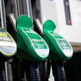 Moni puolue haluaa tukea bensan hinnan noususta kärsiviä.