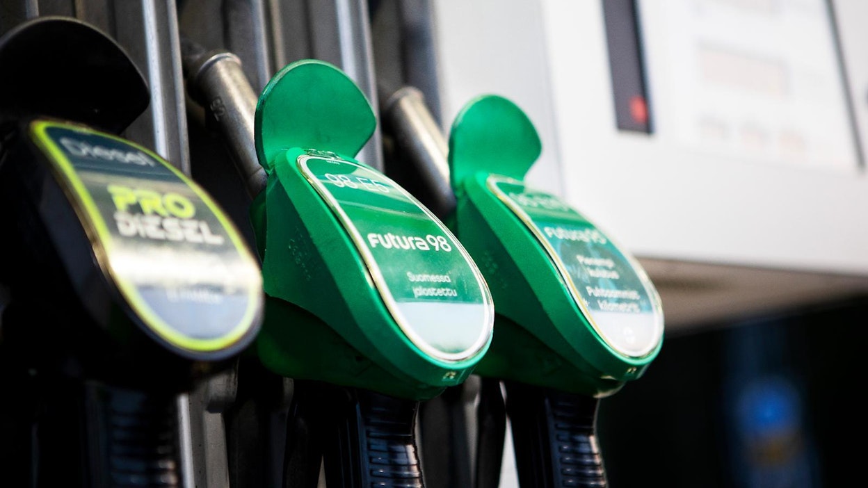 Moni puolue haluaa tukea bensan hinnan noususta kärsiviä.