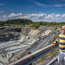 Tulikiven luoja teollisuusneuvos Reijo Vauhkonen toivottaa poliitikot ja ympäristöihmiset tervetulleeksi Juuan Kivikylään tutustumaan siihen, mitä kaivosteollisuus oikein tarkoittaa.