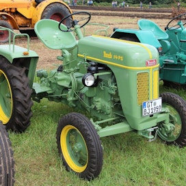 Bautz AS 120 -traktoria valmistettiin vuosina 1951–1956, Großauheim, Hessen, Länsi-Saksa. Valmistettu yhteensä 11 682 kpl.