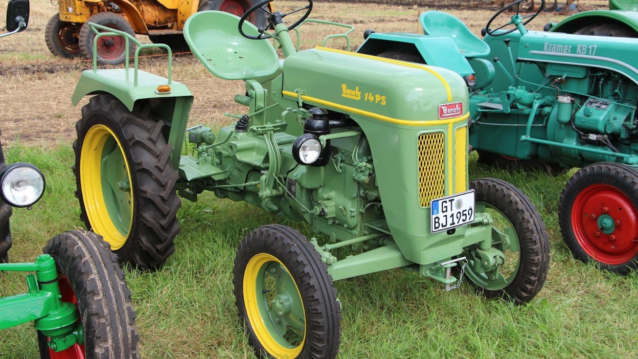 Bautz AS 120 -traktoria valmistettiin vuosina 1951–1956, Großauheim, Hessen, Länsi-Saksa. Valmistettu yhteensä 11 682 kpl.